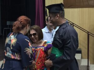 Profª. Alessandra Paulon entrega diplomas